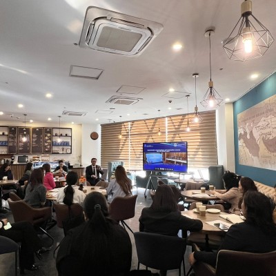 ХӨДӨЛМӨРИЙН АЮУЛГҮЙ БАЙДАЛ, ЭРҮҮЛ МЭНДИЙН ҮНДЭСНИЙ ТОГТОЛЦООГ БЭХЖҮҮЛЭХЭД ХЭВЛЭЛ МЭДЭЭЛЛИЙН БАЙГУУЛЛАГУУДЫН ОРОЛЦОО ЧУХЛЫГ ОНЦОЛЛОО  | HuduuMN