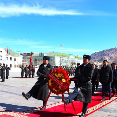  Монгол цэргийн өдөрт зориулсан цэцэг өргөх ёслол болов | HuduuMN