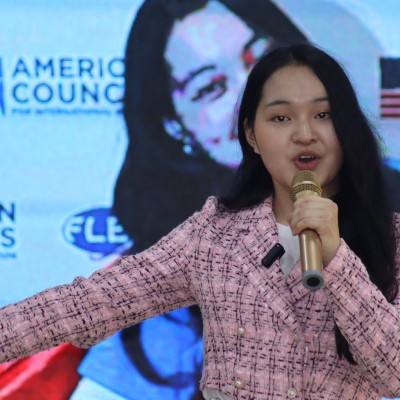 #Амьдралын_Өнгө #5 Э.Пагмадулам: Дэлхий хол биш, боломж хязгааргүй Түүнийг Энхбаатарын Пагмадулам гэдэг. Баруун-Урт сумын Ерөнхий боловсролын дөрөвдүгээр сургуулийн 12 дугаар ангийн сурагч.  АНУ-ын “Drexel” ба “Albion” их сургуулиас амжилттай тэнцэж, нийт | HuduuMN