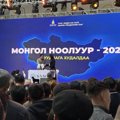 Сүхбаатар аймгийн Сүхбаатар сумын малчид хоршоологчдын бэлтгэсэн 1912 кг ноолуурыг Гоёл кашмер ХХК 198,000 төгрөгөөр худалдан авахаар боллоо. ✅Дуудлага худалдааг сум сумдаар нь явуулах бөгөөд анхны дуудах үнэ нь 190,000 төгрөг. | HuduuMN