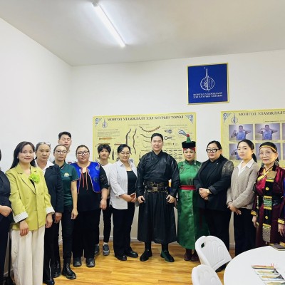 БАЯНЧАНДМАНЬ СУМЫН СОЁЛЫН ТӨВД ХЭЛ ХУУРЫН ТАНХИМ БАЙГУУЛЖЭЭ  "Монголын уламжлалт хэл хуурын соёлын боловсролын хөтөлбөр"-ийг хэрэгжүүлэх хүрээнд хэл хуурын холбооны гишүүдийн санаачилга, дэмжлэгээр Баянчандмань сумын Соёлын төвд анхны “Хэл хуурын танхим”  | HuduuMN