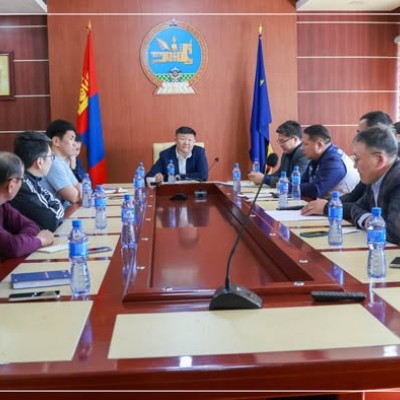 Өнөөдөр аймгийн Засаг дарга дулаан үйлдвэрлэгч болон барилгын компанийн төлөөллүүдтэй уулзалт хийлээ.  | HuduuMN