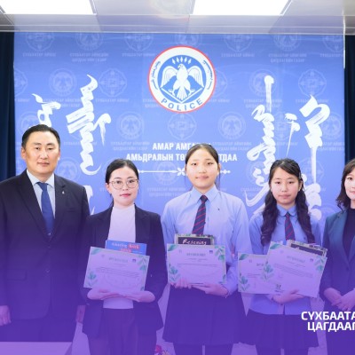 🌱“БАЙГАЛЬ ЭКОЛОГИЙН ТЭНЦВЭРТ БАЙДАЛ” СЭДЭВТ ЭСЭЭ БИЧЛЭГ, ГАР ЗУРГИЙН УРАЛДААНЫ ДҮН ГАРЛАА 🌱📚 Швейцарь улсын иргэн, зохиолч Анита Фаарнигийн бичсэн англи, монгол хэл дээр хэвлэгдсэн “Лхамын шинэс мод” номыг Сүхбаатар аймгийн ерөнхий боловсролын сургуули | HuduuMN
