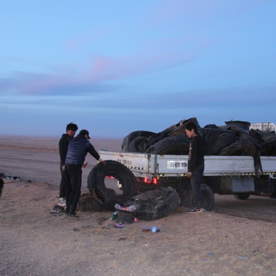 Иргэд, жолооч та бүхэн цаашид зам дагуу ил задгай хог хаяхгүй байх, үүсгэсэн хог хаягдлаа зориулалтын цэгт хаяж хэвших, байгаль орчиндоо хариуцлагатай хандахыг уриалж байна. | HuduuMN