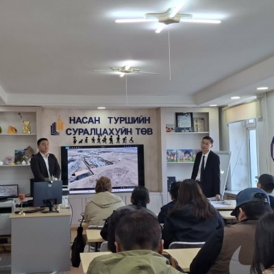 Сүмбэр сумын Ган зам баг Төмөр замын баруун талд үүсэж хуримтлагдсан хог хаягдлыг цэвэрлэх, орчны бохирдлыг бууруулах, цэвэр орчныг бүрдүүлэх зорилгоор тухайн бүсэд үйл ажиллагаа эрхэлж буй аж ахуйн нэгж, байгууллагуудтай уулзалт зохион байгууллаа. | HuduuMN