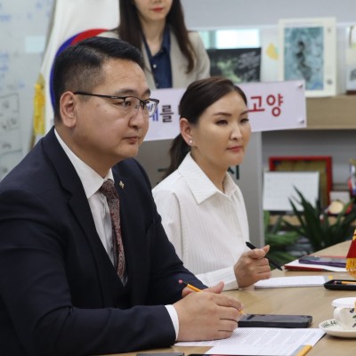 АЙМГИЙН ЗАСАГ ДАРГА С.МӨНХЧУЛУУН ТЭРГҮҮТЭЙ ТӨЛӨӨЛӨГЧИД НАЙРСАГ ХАМТЫН АЖИЛЛАГААТАЙ БНСУ-ЫН ГУЯАН ХОТОД АЙЛЧЛАЛ ХИЙЖ БАЙНА | HuduuMN