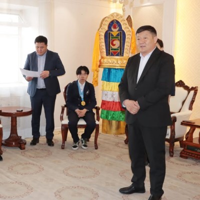 ОЛИМПИАДААС МЕДАЛЬ ХҮРТСЭН СУРАГЧДЫГ УРАМШУУЛЛАА  | HuduuMN