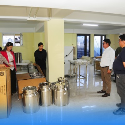 СҮҮ ХӨТӨЛБӨРИЙН ХҮРЭЭНД ЕРӨНХИЙ БОЛОВСРОЛЫН СУРГУУЛИУДАД СҮҮ БОЛОН ШААРДЛАГАТАЙ ТОНОГ ТӨХӨӨРӨМЖ, БАРААГ ХҮЛЭЭЛГЭН ӨГЛӨӨ * Баруун-Урт сумын Иргэдийн төлөөлөгчдийн хурлын 06/07  дугаар тогтоолоор Сүү хөтөлбөр хэрэгжүүлэх зардалд 240,000,000 төгрөг батлагдса | HuduuMN