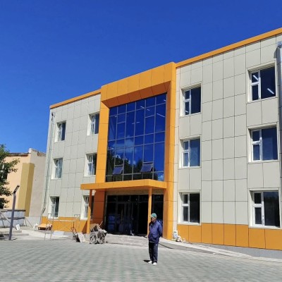 Улсын төсвийн хөрөнгө оруулалтаар Борнуур суманд баригдаж буй 320 хүүхдийн сургуулийн барилга угсралтын ажил 90 орчим хувийн гүйцэтгэлтэй байна. | HuduuMN