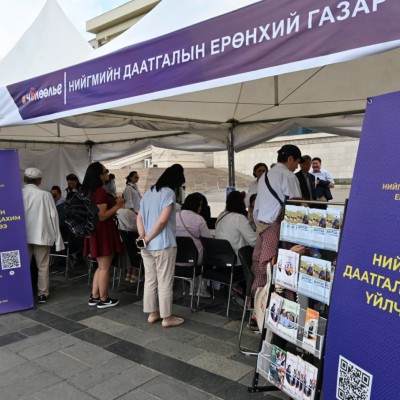 НЭЭЛТТЭЙ ӨДӨРЛӨГӨӨР 600 ОРЧИМ ИРГЭНД ҮЙЛЧИЛГЭЭ, ЗӨВЛӨГӨӨ МЭДЭЭЛЭЛ ХҮРГЭЛЭЭ Монгол Улсын Засгийн газраас дэвшүүлж буй “Чөлөөлье” санаачилгын хүрээнд Гэр бүл, хөдөлмөр, нийгмийн хамгааллын салбарын нээлттэй өдөрлөг хоёр өдрийн турш Сүхбаатарын талбайд амжил | HuduuMN