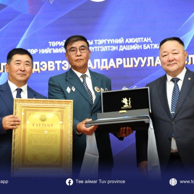 МОНГОЛ УЛСЫН ТӨРИЙН АЛБАНЫ ТЭРГҮҮНИЙ АЖИЛТАН, ТӨР, ЗАХИРГААНЫ АХМАД ЗҮТГЭЛТЭН ДАШИЙН БАТЖАРГАЛЫН ХӨДӨЛМӨР, БҮТЭЭЛИЙН АМЖИЛТЫГ "АЛТАН ДЭВТЭР"-Т АЛДАРШУУЛАН ХАДГАЛЛАА | HuduuMN