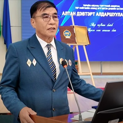 Төрийн албаны өдрийг тохиолдуулан өөрийн амьдралын 42 жилийг сум, орон нутгийнхаа хөгжил дэвшилд зориулан үр бүтээлтэй ажиллаж ирсэн Төрийн албаны Тэргүүний ажилтан, төр, захиргааны ахмад зүтгэлтэн Дашийн Батжаргалын хөдөлмөр бүтээлийн амжилтыг “Алтан дэв | HuduuMN