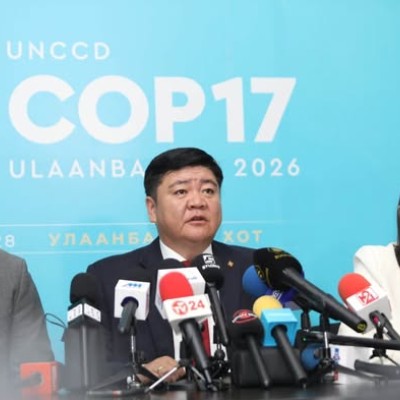 Байгаль орчин, уур амьсгалын өөрчлөлтийн яам   КОП17 ХУРЛЫН ЗОХИОН БАЙГУУЛАЛТЫН ТАЛААР ХЭВЛЭЛ БАГА ХУРАЛ БОЛЖ БАЙНА Цөлжилттэй тэмцэх тухай НҮБ-ын конвенцын Талуудын 17 дугаар бага хурлыг (КОП17) зохион байгуулах Үндэсний хороо тогтмол хэвлэлийн бага хура | HuduuMN