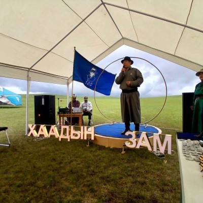 “Хаадын зам-2026” арга хэмжээний хүрээнд Их зохиолч Дашдоржийн Нацагдоржийн төрсөн гэрийн буйран дээр "Миний нутаг” яруу найргийн өдөрлөгийг зохион байгууллаа. | HuduuMN