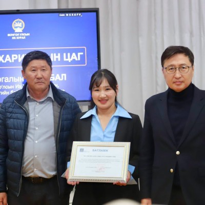 Монгол Улсын Их Хурлын гишүүн, Эдийн засгийн байнгын хорооны дарга Б.Заяабал Сагил суманд ажиллах үеэрээ сумын эмнэлэг, сургууль, цэцэрлэгт суурин болон зөөврийн компьютер, принтер гардуулан өглөө.  | HuduuMN
