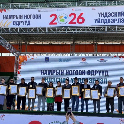 "Намрын ногоон өдрүүд- Үндэсний үйлдвэрлэл 2026" улсын үзэсгэлэн худалдаанд Сүхбаатар аймгийн Баруун-Урт сумын "Миний өөшгөө"ХХК ний Дарьганга хийцтэй цай, хоолны багц, "Баяншарга " ХХК ний арьсан бүтээгдэхүүн, Баяндэлгэр сумын "Хургандай " ХХК ний хурган | HuduuMN