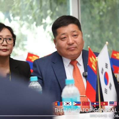 Төв аймгийн Засаг дарга Д.Мөнхбаатар болон БНСУ-ын бие даасан Кангвон мужийн орлогч захирал Jeong Kwang-Yeol нар албан уулзалт хийв.  | HuduuMN