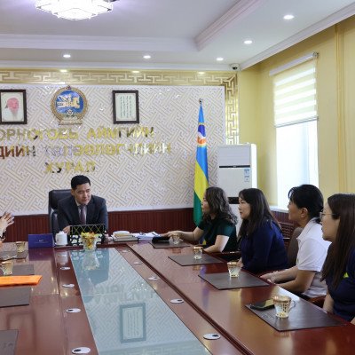  Аймгийн иргэдийн Төлөөлөгчдийн хурлын дарга Н.Алдарбаяр нь Монгол Улсын хэмжээнд боловсрол, эрүүл мэнд зэрэг олон салбарт төсөл, арга хэмжээ хэрэгжүүлдэг Дэзэрэт олон улсын энэрлийн байгууллагын төлөөлөл болон Сайншанд, Замын-Үүд, Улаанбадрах сумдын зари | HuduuMN