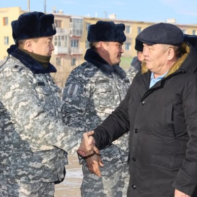 БАЯРЫН ӨДРҮҮДЭД ЭЭЛЖИНД ХОНОСОН АЛБА ХААГЧДАД БАЯРЫН БЭЛЭГ ГАРДУУЛЛАА Ард иргэдийнхээ аюулгүй байдлыг ханган албан үүргээ нэр төртэй гүйцэтгэж байгаа аймгийн Цагдаагийн газар, Онцгой байдлын газрын алба хаагчдад аймгийн Засаг дарга Л.Төмөрбаатар, Засаг да | HuduuMN