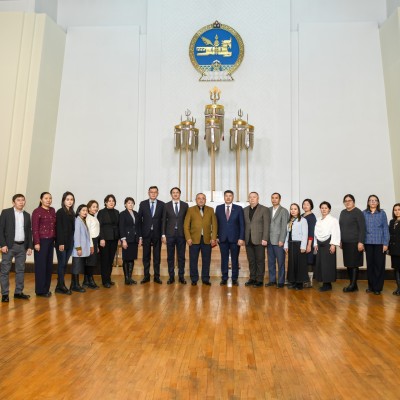 ЕРӨНХИЙ БОЛОВСРОЛЫН 4 ДҮГЭЭР СУРГУУЛИЙН БАГШ НАРЫГ ХҮЛЭЭН АВЧ УУЛЗЛАА. | HuduuMN