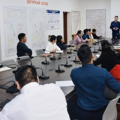Байгууллагын сургалтын төлөвлөгөөний дагуу Онцгой байдлын газартай хамтран  “Ой хээрийн түймрээс урьдчилан сэргийлэх, авах арга хэмжээ” сэдвээр албан хаагчдад сургалт зохион байгууллаа. | HuduuMN