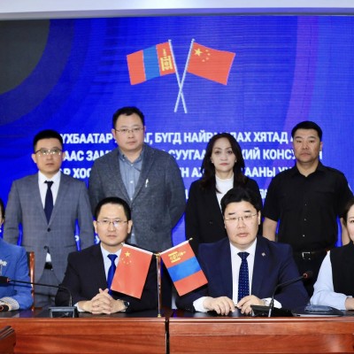 Бүгд Найрамдах Хятад Ард Улсаас Замын-Үүдэд суугаа Ерөнхий консул Кэ Юушэн тэргүүтэй зочид төлөөлөгчид Сүхбаатар аймагт айлчиллаа. ✅.БНХАУ-аас Замын-Үүдэд суугаа Ерөнхий консулын төлөөллийг Аймгийн Засаг дарга М.Идэрбат болон орон нутгийн удирдлагууд хүлэ | HuduuMN
