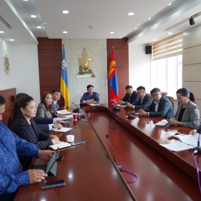 АЙМГИЙН ЗАСАГ ДАРГЫН ЗӨВЛӨЛ ХУРАЛДЛАА Аймгийн Засаг даргын Зөвлөлийн наймдугаар хурал танхим болон цахим хэлбэрээр 100 хувийн ирцтэй хуралдав.  Хуралдаанаар Улаанбаатар хотод тавдугаар сарын 26-аас зургаадугаар сарын 5-ны өдрийн өдрүүдэд болох Монголын хү | HuduuMN