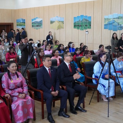 ӨНӨӨДӨР ДУНДГОВЬ АЙМГИЙН 122 ЭЭЖ “АЛДАРТ ЭХ”-ИЙН ОДОНГОО ГАРДАН АВЛАА  Монгол Улсын Ерөнхийлөгчийн зарлигаар олон хүүхэд төрүүлж, өсгөн хүмүүжүүлсэн ээжүүдэд "Алдарт эх"-ийн одон гардуулах ёслолын ажиллагааг хэсэгчлэн зохион байгуулж байна. Өнөөдөр Дундго | HuduuMN