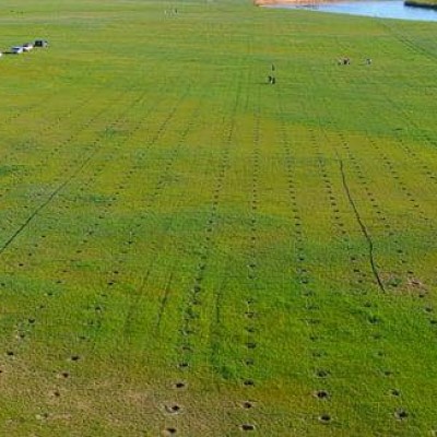 Сүхбаатар аймагт хийгдэж байгаа Татмын ойжуулалтын ажлыг цувралаар хүргэж байна. Түмэнцогт сумын Хэрлэн голын дагуу АДАПТ төсөл, аймгийн ЗДТГ-тай хамтран 20 га талбайд 7 хэсэгт  5679 м хашаа татаж, 16,000 бургас, хайлаас модыг тарьсан ба тус ажлыг Алтансо | HuduuMN