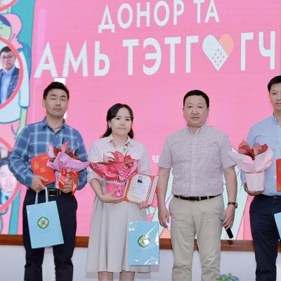 АЙМГИЙН ЗАСАГ ДАРГЫН ТАМГЫН ГАЗРЫН ДОНОРУУДДАА ХҮНДТЭТГЭЛ ҮЗҮҮЛЛЭЭ ✅.  Жил бүрийн 06 дугаар сарын 14-ний өдөр “Цусны донорын дэлхийн өдөр”-ийг дэлхий нийтээр тэмдэглэн өнгөрүүлдэг уламжлалтай. ✅. Энэ жил энэхүү өдрийг “Цусаа өгч, Итгэл түгээе: Хамтдаа амь | HuduuMN