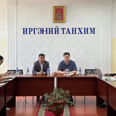 СУМЫН ТҮҮХТ ОЙН БАЯР НААДМЫН БЭЛТГЭЛ АЖИЛТАЙ ХОЛБОГДУУЛАН ЗАРИМ ҮҮРЭГ ЧИГЛЭЛИЙГ ӨГӨВ 2025.06.19 Аймгийн Засаг дарга М. Идэрбат Халзан сумын төрийн байгууллагын албан хаагчидтай уулзалт хийж, сум орон нутгийн талаар  цаг үеийн мэдээлэлтэй танилцаж, сумын т | HuduuMN