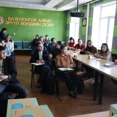 ЗАСАГ ДАРГА Д.МӨНХСАЙХАН ЭМНЭЛЭГТ ХЭВТЭН ЭМЧЛҮҮЛЭГЧДИЙН ЭМЧИЛГЭЭНИЙ ХООЛНЫ ЧАНАРЫГ САЙЖРУУЛАХАД ДЭМЖЛЭГ ҮЗҮҮЛЛЭЭ | HuduuMN