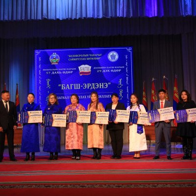 Өнөөдөр Говь-Алтай аймаг багш нарынхаа амжилтыг үнэлж Монголын багш нарын 57, Дэлхийн багш нарын 29 дахь өдрийг угтлаа.  | HuduuMN