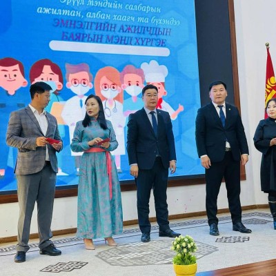 Хүн ардынхаа эрүүл энхийн манаанд нэгэн сэтгэл зүтгэлээр зүтгэж буй эмч,сувилагч,ажилтан,албан хаагчид та бүхэндээ ЭРҮҮЛ МЭНДИЙН АЖИЛТНЫ БАЯР-ын мэнд хүргэе👏👏👏 🎖🎖🎖Эрүүл мэндийн салбарын төлөө хөдөлмөрөө үнэлүүлж төрийн дээд медаль,салбарын эрхэм хүн | HuduuMN