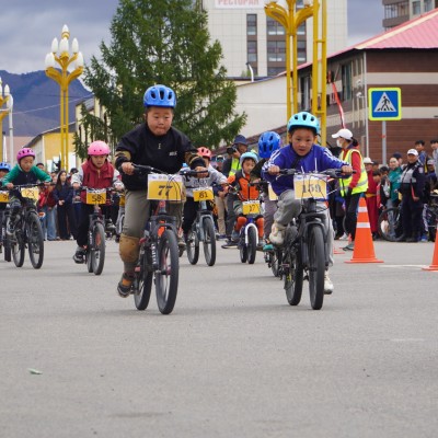 🚵Монгол Улсын Их Хурлын дарга Д.Амарбаясгалангийн ивээл дор Баруун бүсэд зохион байгуулагдсан 26 дахь удаагийн “Tour of Mongolia 2025” Монголын олон өдрийн уралдаан 6 өдрийн турш 603 км зам туулсан уралдаан болж шилдгүүдээ тодруулан хаалтын үйл ажиллагаа | HuduuMN
