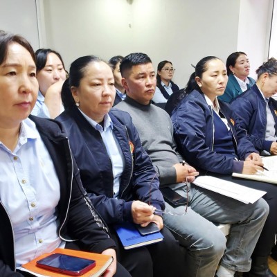 Төв аймгийн Засаг дарга Л.Төмөрчөдөр Жаргалант суманд ажиллаж, ургац хураалт болон өвөлжилтийн бэлтгэл ажлыг хангуулахаар Төрийн албан хаагчидтай уулзалт хийж байна. | HuduuMN