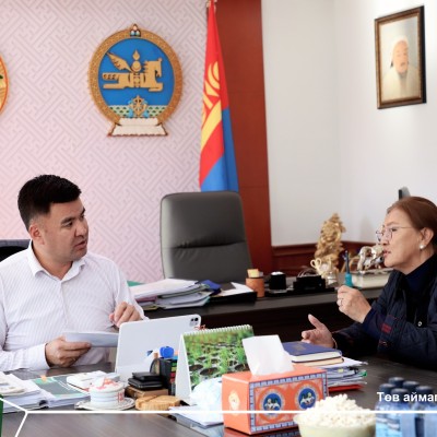 Аймгийн Засаг дарга Л.Төмөрчөдөр энэ 7 хоногийн "Иргэдтэй уулзах цаг"-аар 15 иргэнийг хүлээн авч уулзлаа. Үүнээс 8 иргэний санал, хүсэлтэд газар дээр нь хариу өгч, 6 санал, хүсэлтийг хяналтад авч, холбогдох байгууллага, албан тушаалтанд судлан шийдвэрлүүл | HuduuMN