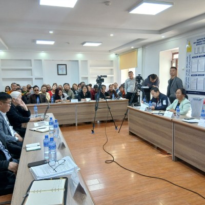 Газрын асуудлаар нээлттэй хэлэлцүүлэг ид явагдаж байна. Олон хүмүүс зорьж иржээ. Хэлэлцүүлэг бүрэн эхээрээ BBS телевиз, Дошин Доо өнөөдөр олон нийтэд цацагдана. | HuduuMN