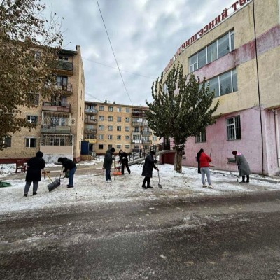 Халтиргаа гулгаанаас урьдчилан сэргийлж ойр орчмын 50м газраа цэвэрлэж байна.  | HuduuMN