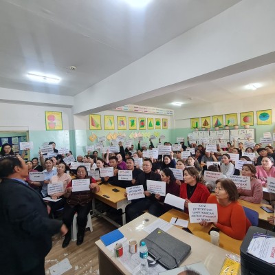 Баянхонгор аймгийн Эрдэм ахлах сургуулийн багш ажилтнууд ажил хаялтанд нэгдэж байна. | HuduuMN