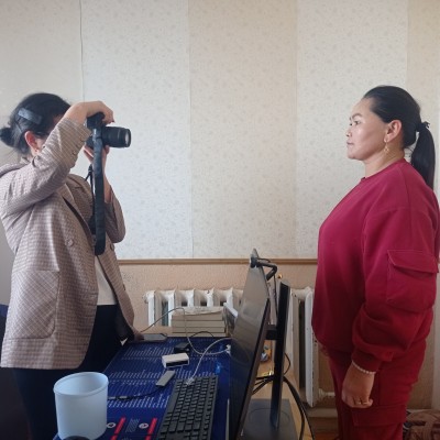 ГАДААД ПАСПОРТЫГ СУМАНДАА ЗАХИАЛАХ, ХҮЛЭЭН АВАХ БОЛОМЖТОЙ БОЛЛОО Сумдын иргэд “Үндэсний энгийн гадаад паспорт”-ыг заавал аймгийн төвд ирж улсын бүртгэлийн хэлтэст захиалдаг байсан бол Сүхбаатар аймгийн Мөнххаан, Түмэнцогт  сумдад 2025 оны 10 дугаар сарын  | HuduuMN