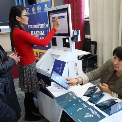 БАЯНХОНГОР АЙМГИЙН ЗДТГ: "ИРГЭДЭЭ СОНСОЖ, ШИЙДЬЕ" НЭЭЛТТЭЙ ХААЛГАНЫ ӨДӨРЛӨГИЙГ ЗОХИОН БАЙГУУЛЖ БАЙНА  | HuduuMN