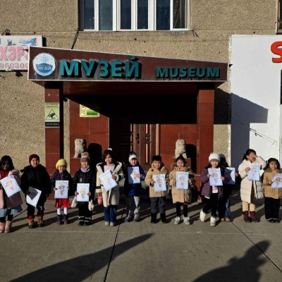  Дархан-Уул аймгийн Союз сургуулийн 1А ангийн сурагчид аймгийн Музейгээр зочлон, үзмэрүүдтэй танилцаж, “Нада” боловсролын хөтөлбөрт хамрагдлаа. | HuduuMN