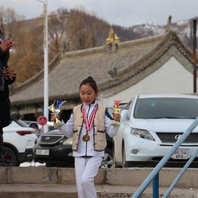 Дэлхийн гурван удаагийн аварга, Ази тивийн аварга, спортын мастер Б.ЭРМҮҮНЗАЯА-г 1-р сургуулийн хамт олон хүлээн авч, хүндэтгэл үзүүлжээ.  | HuduuMN