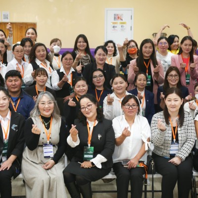 ЁС ЗҮЙГЭЭР МАНЛАЙЛЪЯ” чуулга уулзалт Төрийн албаны тулгуур багана болсон алба хаагчдын санал бодлыг сонсож, суманд хийгдсэн бүтээн байгуулалтын ажлаа тайлагналаа.  Тэдний өнөөдрийн өнгө, поз, эрч хүч гайхам байлаа🫰🏼 | HuduuMN