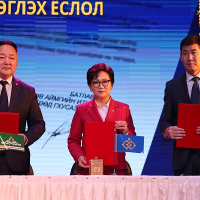 Гэмт хэргээс урьдчилан сэргийлэх ажлыг зохицуулах зөвлөлийн 60 жилийн ойд зориулсан төвийн бүсийн зөвлөгөөний хүрээнд Дархан-Уул, Сэлэнгэ, Төв аймгийн ИТХ-ын дарга бөгөөд ГХУСАЗСЗ-ийн дарга нар хамтран ажиллах санамж бичигт гарын үсэг зурлаа. | HuduuMN