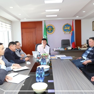 Энэ 7 хоногийн "Иргэдтэй уулзах цаг"-аар аймгийн Засаг дарга 19 иргэнийг хүлээн авч уулзлаа. 13 иргэний санал, хүсэлтэд газар дээр нь хариу өгч, 10 санал, хүсэлтийг хяналтад авч, холбогдох байгууллага, албан тушаалтанд судлан шийдвэрлүүлэхээр ажиллаж байн | HuduuMN