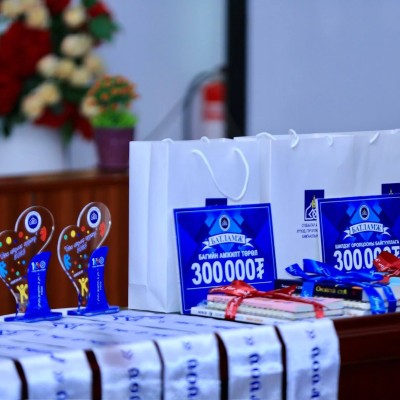 2025 оны “#ОНЫ_ОНЦЛОХ_ХҮҮХЭД”-ҮҮДЭД ШАГНАЛ ГАРДУУЛАХ ЁСЛОЛЫН АРГА ХЭМЖЭЭГ ЗОХИОН БАЙГУУЛЛАА.   2025-12-16 Сүхбаатар аймгийн ХГБХХГ-аас 2025 онд сурлага, урлаг, спорт, оролцоогоороо үе тэнгийнхнээ манлайлан 2025оны “#ОНЫ_ОНЦЛОХ_ХҮҮХЭД” -ээр тодорсон сурагч | HuduuMN