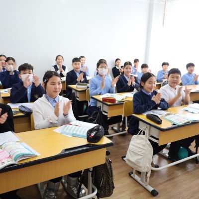 ОИ СУРГУУЛИЙН “А” БАЙРНЫ ШИРЭЭ САНДЛЫГ 100 ХУВЬ ШИНЭЧИЛЖ ДУУСЛАА | HuduuMN