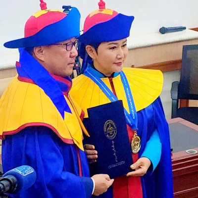 🇲🇳 Монгол Улсын Их Хурлын гишүүн, Засгийн газрын гишүүн, Гадаад харилцааны сайд Батмөнхийн Батцэцэг  Монгол Улсын Их Сургуулийн "ХҮНДЭТ ДОКТОР"-ын цол хүртлээ. | HuduuMN